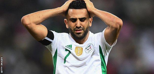 Le capitaine algérien Riyad Mahrez réagit à sa défaite contre la Guinée équatoriale