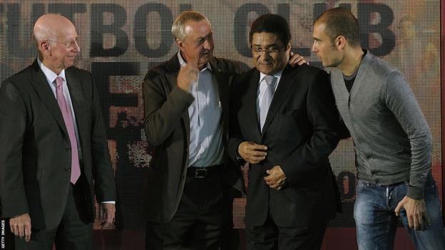 Pep Guardiola (djathtas) me Sir Bobby Charlton (majtas), Johan Cruyff dhe Eusebio në 2010