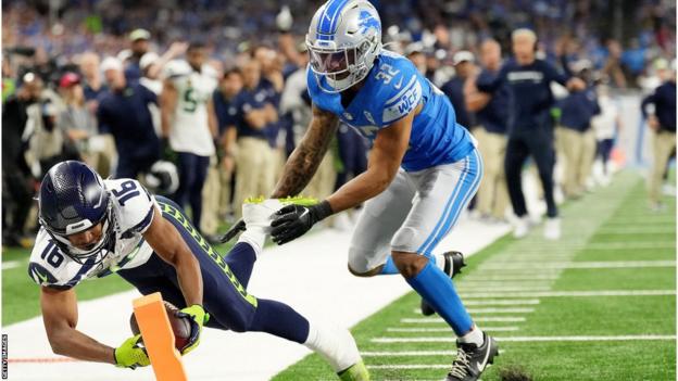 Seahawks wide receiver Tyler Lockett scores the winning touchdown