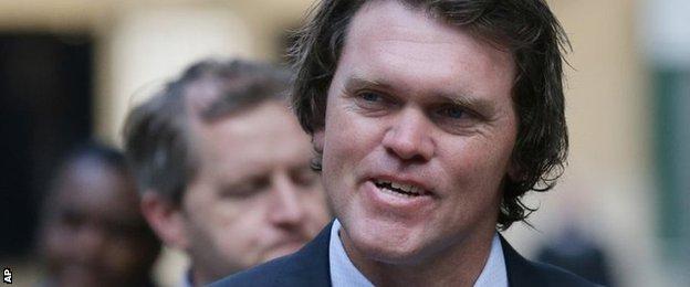 Former Chandigarh Lions cricketer Lou Vincent arrives at Southwark Crown Court (12 October 2015)