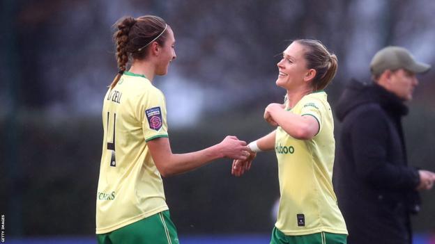 Amalie Thestrup celebra con una compañera el gol del Bristol City ante el Everton