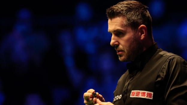 Mark Selby chalks his cue at the British Open