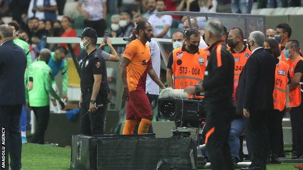 Marcao descendió al túnel después de ser enviado por Galatasaray.