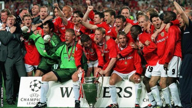 A equipe vencedora do Treble do Manchester United comemora seu triunfo na Liga dos Campeões em 1998-99