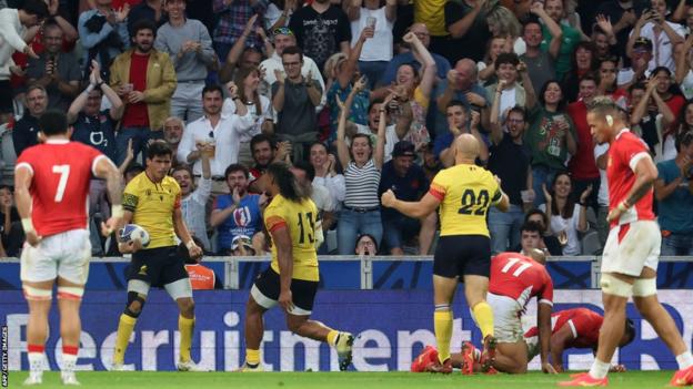 Marius Simionescu scores a try