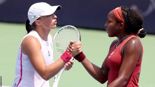 Ija Swiatek and Coco Gauff shake hands after the Cincinnati semi-finals