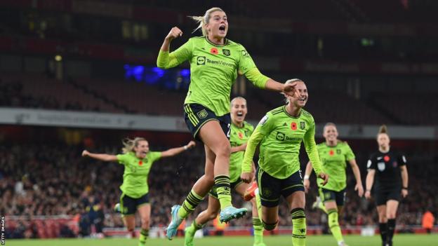 Alessia Russo celebra el gol de la victoria ante el Arsenal en el Emirates Stadium