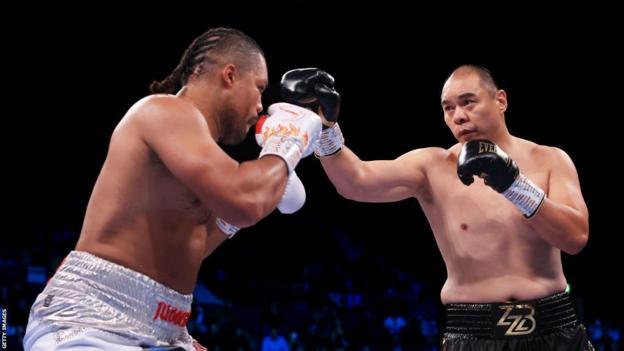 Zhilei Zhang throws a jab at Joe Joyce