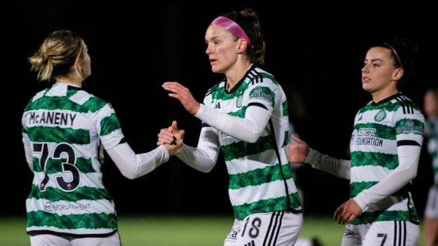 Caitlin Hayes, centro, anotó el primer gol del Celtic contra Motherwell