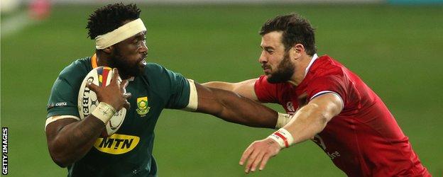 Siya Kolisi hands off the Lions' Robbie Henshaw