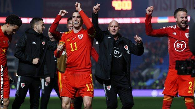 Le Pays de Galles célèbre sa victoire en demi-finale des barrages de la Coupe du monde contre l'Autriche