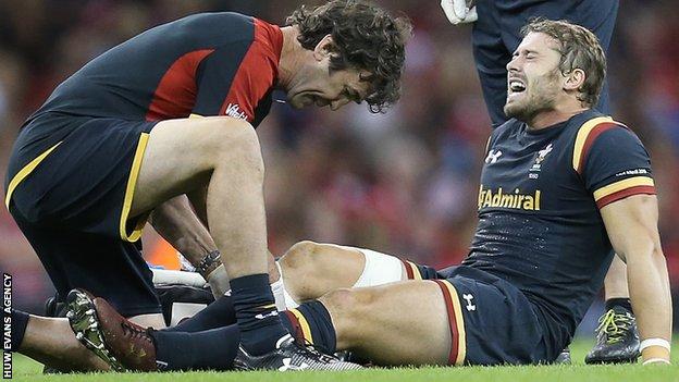 Leigh Halfpenny suffers before coming out against Italy in 2015