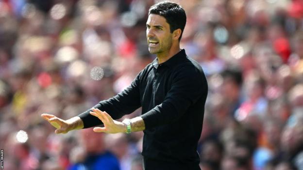 Arsenal manager   Mikel Arteta gesturing connected  the sideline.