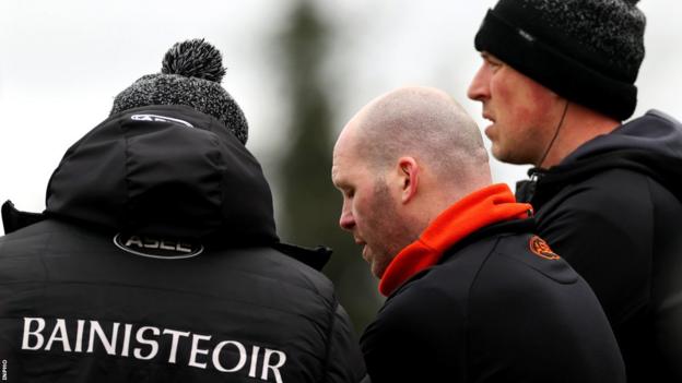 El gerente de Armagh, Kieran McGeeney, analiza las tácticas con los entrenadores Kieran McKeever y Kieran Donaghy durante el partido del año pasado contra Roscommon.
