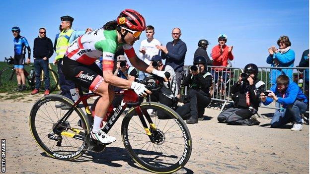 Elisa Longo Borghini on her way to victory