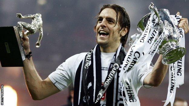 Jonathan Woodgate winning the league cup with Tottenham in 2008