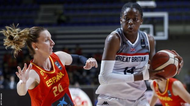 Temi Fagbenle next to Spain's Laura Gil in a basketball match