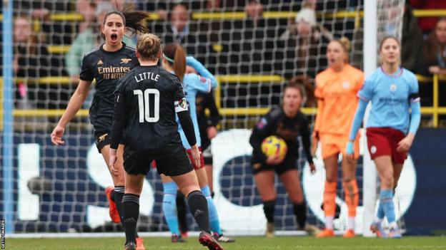 Rafaelle Souza celebrates her goal for Arsenal