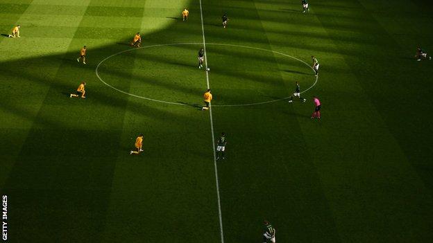 Wales and Republic of Ireland players take the knee