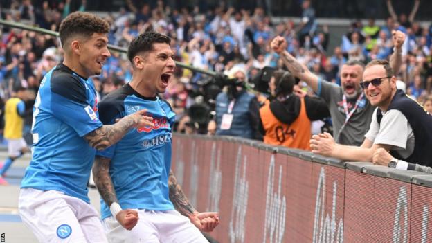 Mathias Olivera viert het doelpunt van Napoli tegen Salernitana