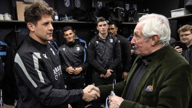 Sir Gareth Edwards (R) presented Lloyd Williams with his jersey on the night the latter made his 250th Cardiff appearance, against Brive on 12 December, 2022 e