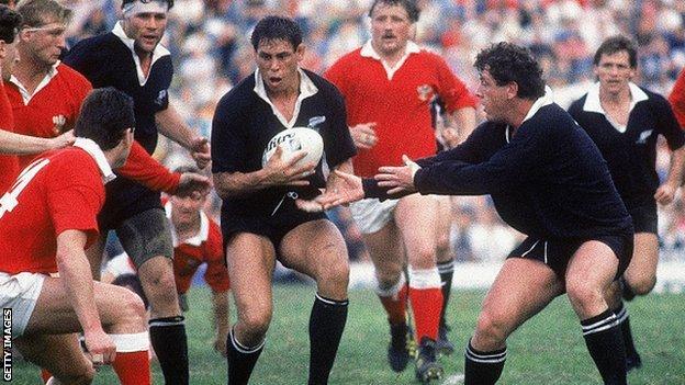Wayne Shelford of New Zealand prepares to take the ball into contact