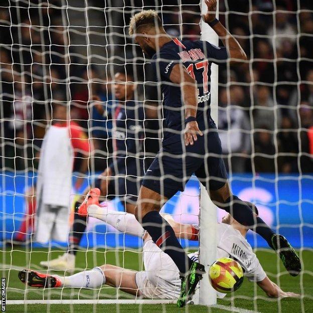 Eric Maxim Choupo Moting Sitter Costs Paris St Germain Early Title Bbc Sport