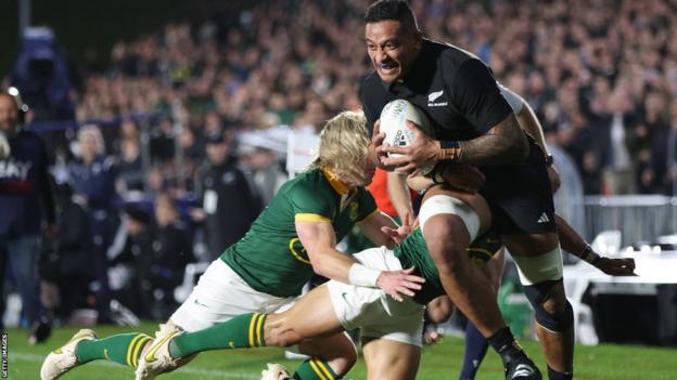 New Zealand's Shannon Frizell runs with the ball