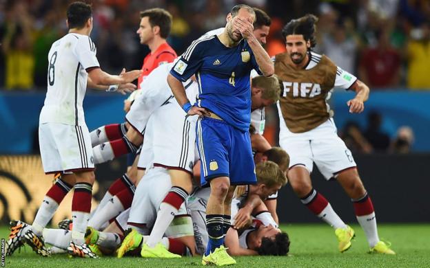 Pablo Zabaleta reacts as Germany celebrate winning the 2014 World Cup