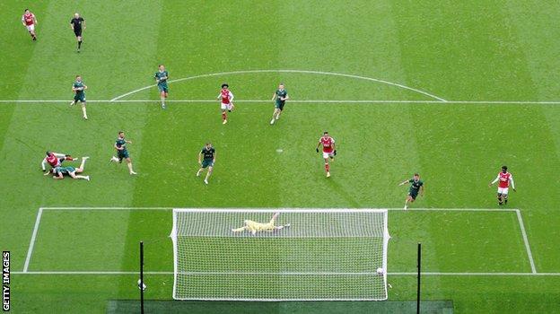 Nicholas Pepe scores against Sheffield United