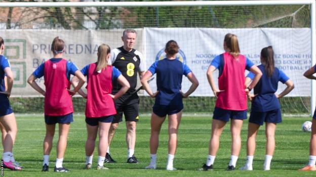 Stuart McLaren participa en la sesión de entrenamiento de Irlanda del Norte en Zenica