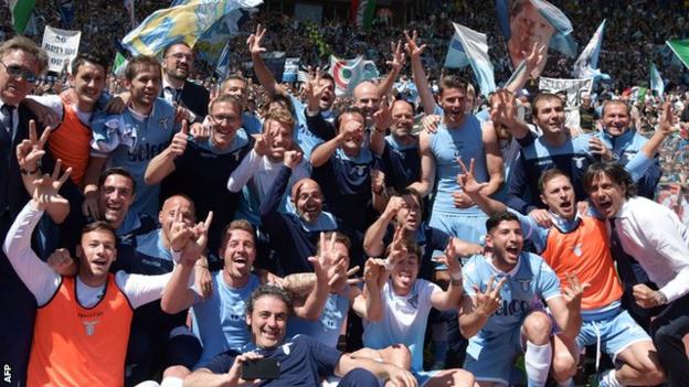 Lazio boss Simone Inzaghi (bottom right) celebrated with his players and playing staff after the final whistle