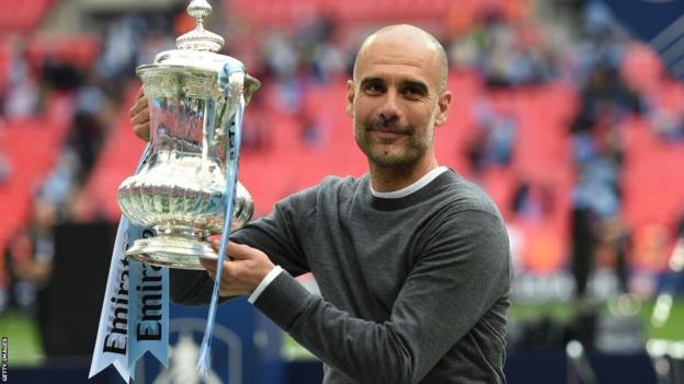 Pep Guardiola với Cúp FA