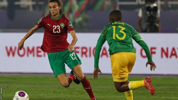 La defensora sudafricana Bambanani Mbane (R) marca a la delantera marroquí Rosella Ayane durante el último partido de fútbol de la Copa Africana de Naciones Femenina 2022 entre Marruecos y Sudáfrica en el Estadio Príncipe Moulay Abdellah en Rabat el 23 de julio de 2022