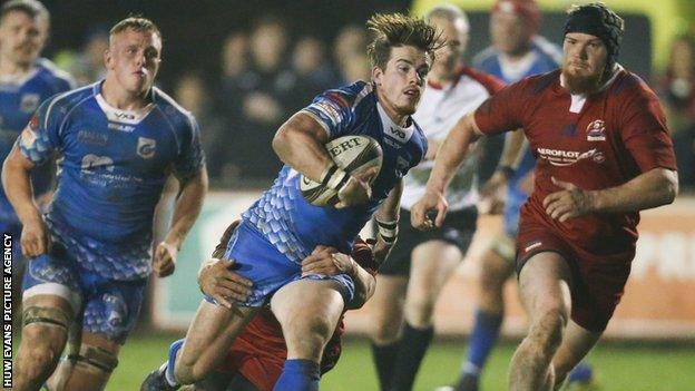 Rhodri Davies of Dragons races away to score