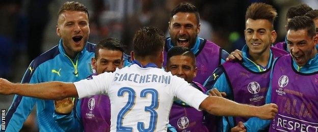 Emanuele Giaccherini celebrates with the bench