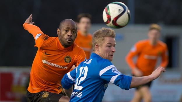 Miguel Chines attempts to get the better of John Currie as Carrick beat Ballinamallard 2-1