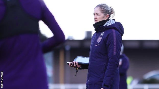 Inglaterra: Dawn Scott deja el puesto de gerente de rendimiento de Inglaterra 86 Amanecer Scott