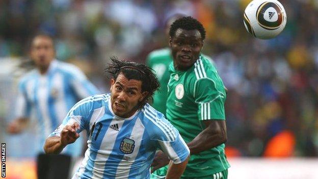 El argentino Carlos Tevez (izquierda) lucha por el balón con el nigeriano Tai Taiwo