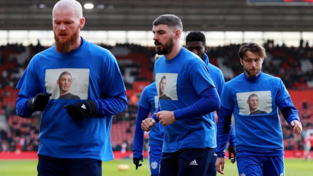 Emiliano Sala: Cardiff striker's tributes after body found in plane crash - BBC Sport