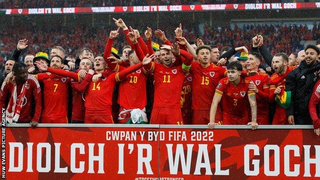 Wales players thank the fans