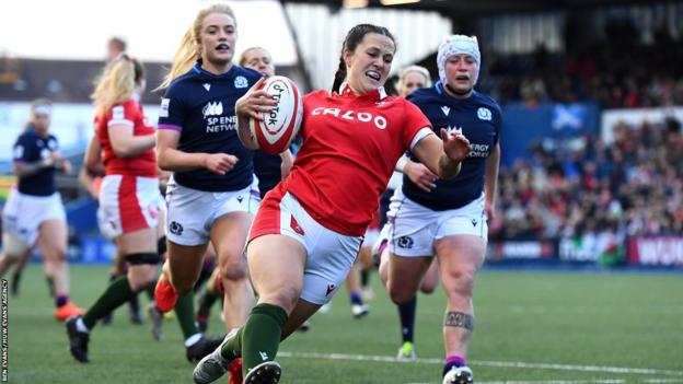Ffion Lewis scoring a try against Scotland