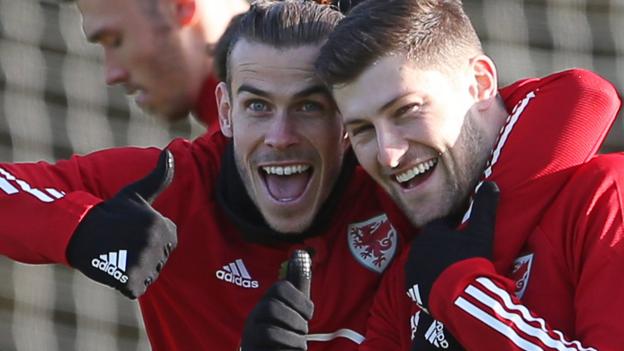 Gareth Bale: Spanish media react to 'Miracle in Wales' as forward trains - BBC News