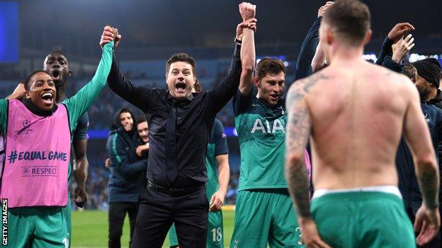 Mauricio Pochettino and the Tottenham players celebrate