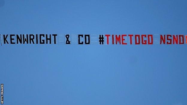 A plane flying with a banner calling for chairman Bill Kenwright to leave