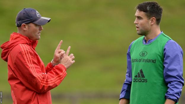 Jacques Nienaber talks to Conor Murray during his time at Munster in the 2016/17 season