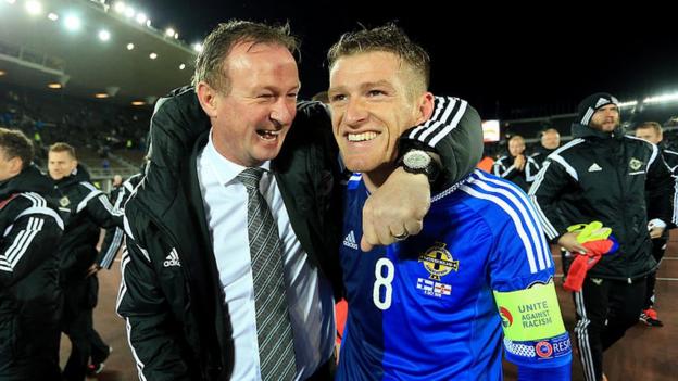 NI manager Michael O'Neill and captain Steven Davis celebrate after finishing top of their Euro 2016 qualifying group