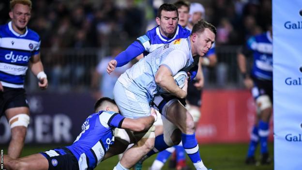 Alex Dombrandt scores a try for Harlequins