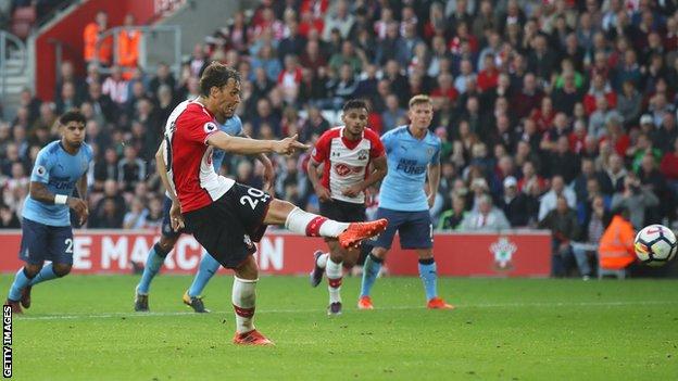 Manolo Gabbiadini scores Southampton's equaliser from the penalty spot against Newcastle