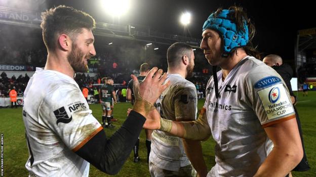 Owen Williams and Justin Tipuric of Ospreys celebrate
